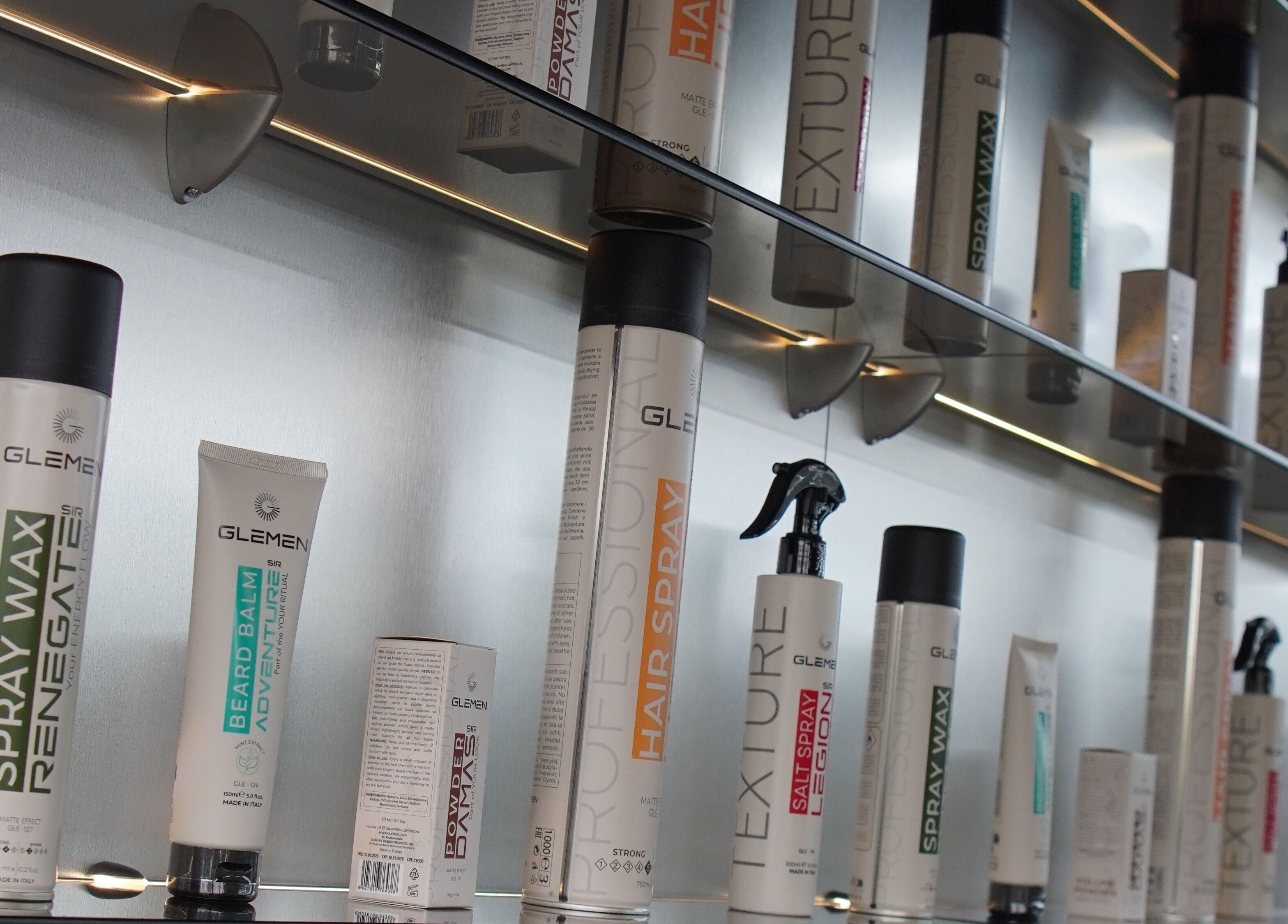 Produse de îngrijire păr FADE FACTORY PALLADY, București, București, RO pe un raft modern.