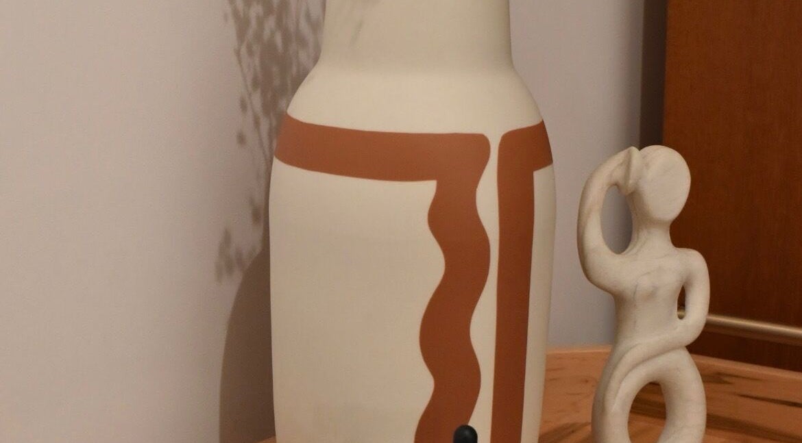 Décoration artistique de Moment présent, Montréal, Québec, CA, mettant en valeur une statue moderne.