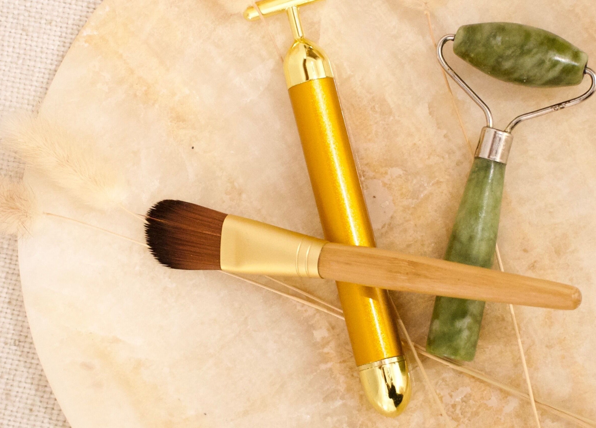 Outils de bien-être sur marbre chez Moment présent, Montréal, Québec, CA.