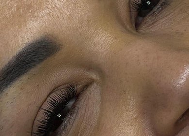 Close-up of elegant brows and lashes at ChicLoungeLuxe&Co in Willemstad, CW showcasing natural beauty.