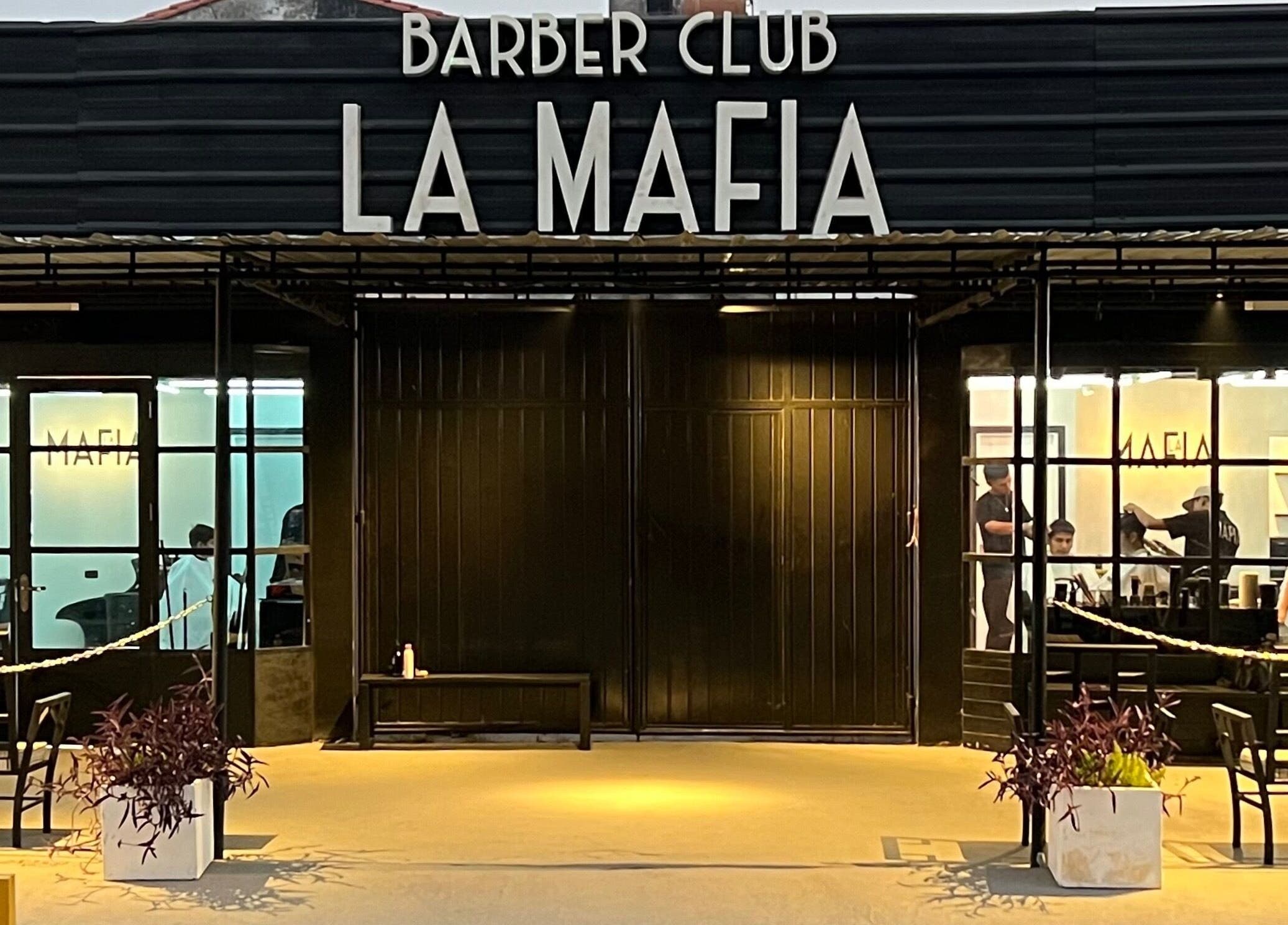 Fachada de LA MAFIA - SANTOS DUMONT en Santa Cruz De La Sierra, Departamento De Santa Cruz, BO durante la noche.