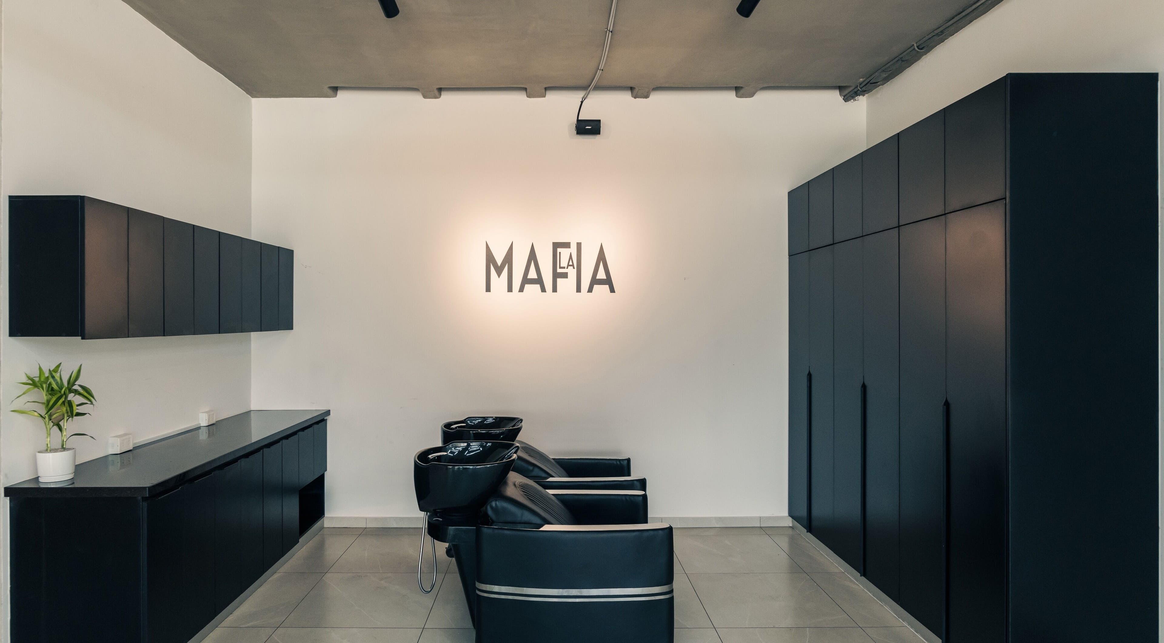 Interior de LA MAFIA - LOS CUSIS en Santa Cruz De La Sierra, elegante y minimalista.