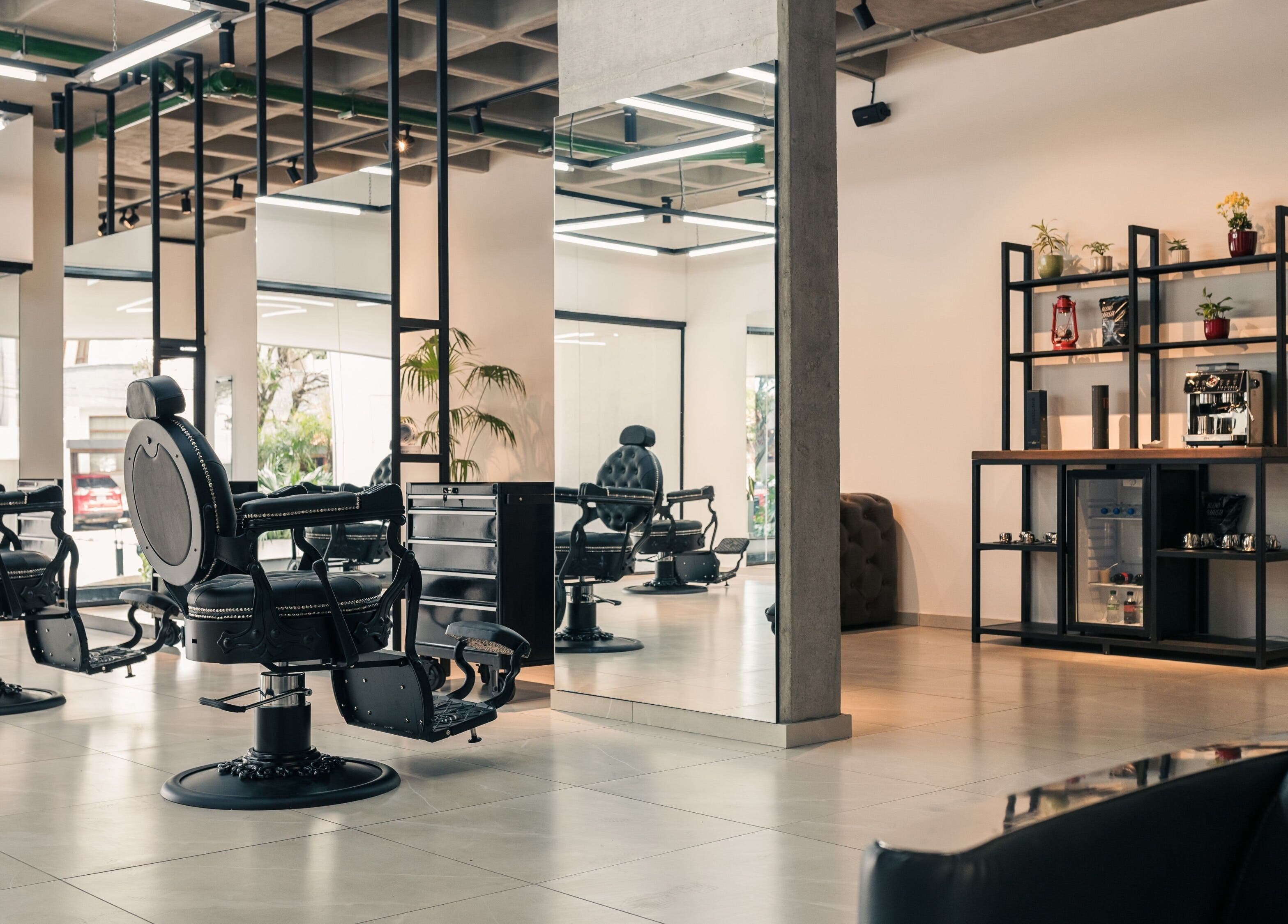 Interior moderno de LA MAFIA - LOS CUSIS en Santa Cruz De La Sierra, espacio de belleza y bienestar.