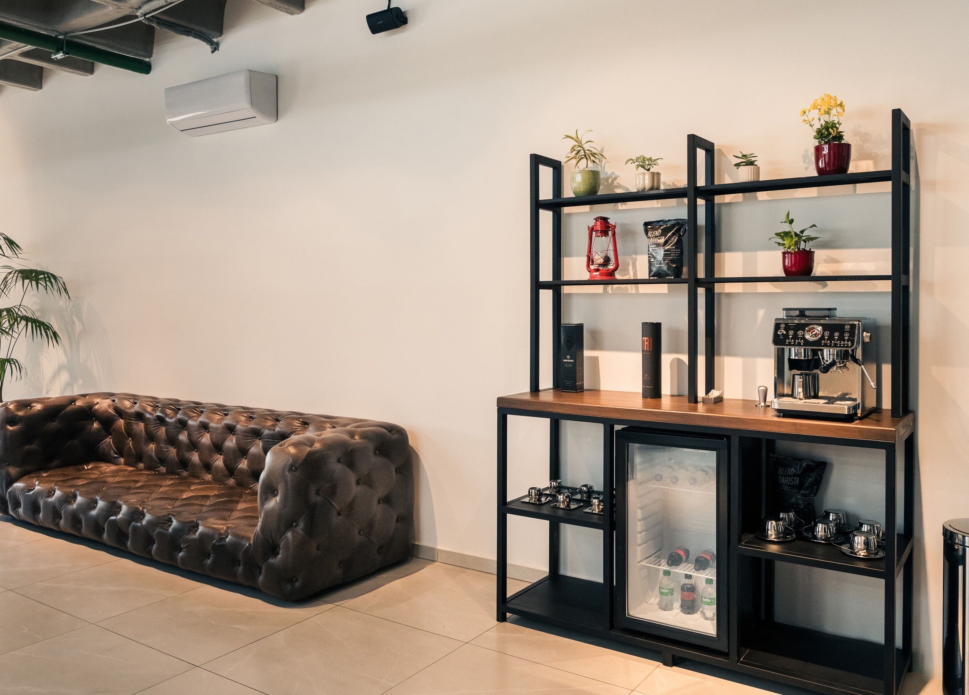 Sala de estar con sofá y cafetera en LA MAFIA - LOS CUSIS, Santa Cruz De La Sierra, Departamento De Santa Cruz, BO.