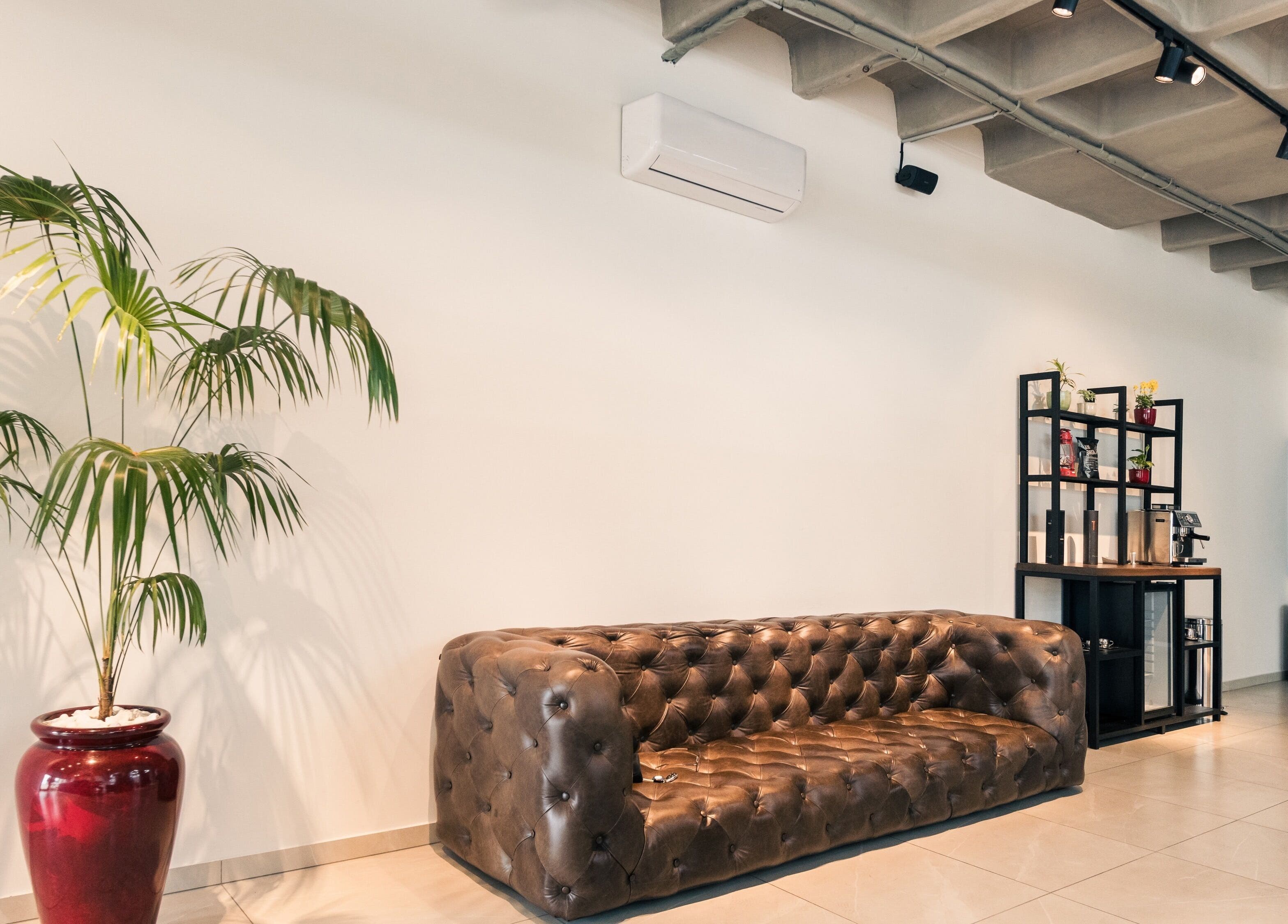 Área de espera con sofá de cuero en LA MAFIA - LOS CUSIS, Santa Cruz De La Sierra, Departamento De Santa Cruz, BO.