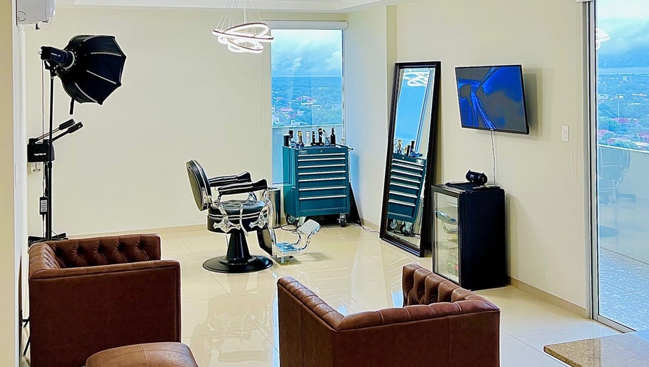 Interior elegante de ESTUDIO PRIVADO en Santa Cruz De La Sierra, con silla de peluquería y espejo grande.