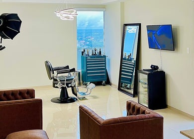 Interior elegante de ESTUDIO PRIVADO en Santa Cruz De La Sierra, con silla de peluquería y espejo grande.