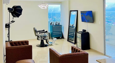 Interior elegante de ESTUDIO PRIVADO en Santa Cruz De La Sierra, con silla de peluquería y espejo grande.