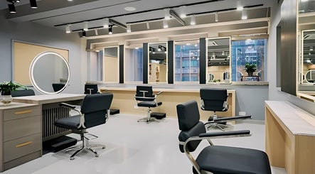 Modern interior of Wind Chau @salon nozomi in 香港島, 香港島, HK with stylish chairs and mirrors.