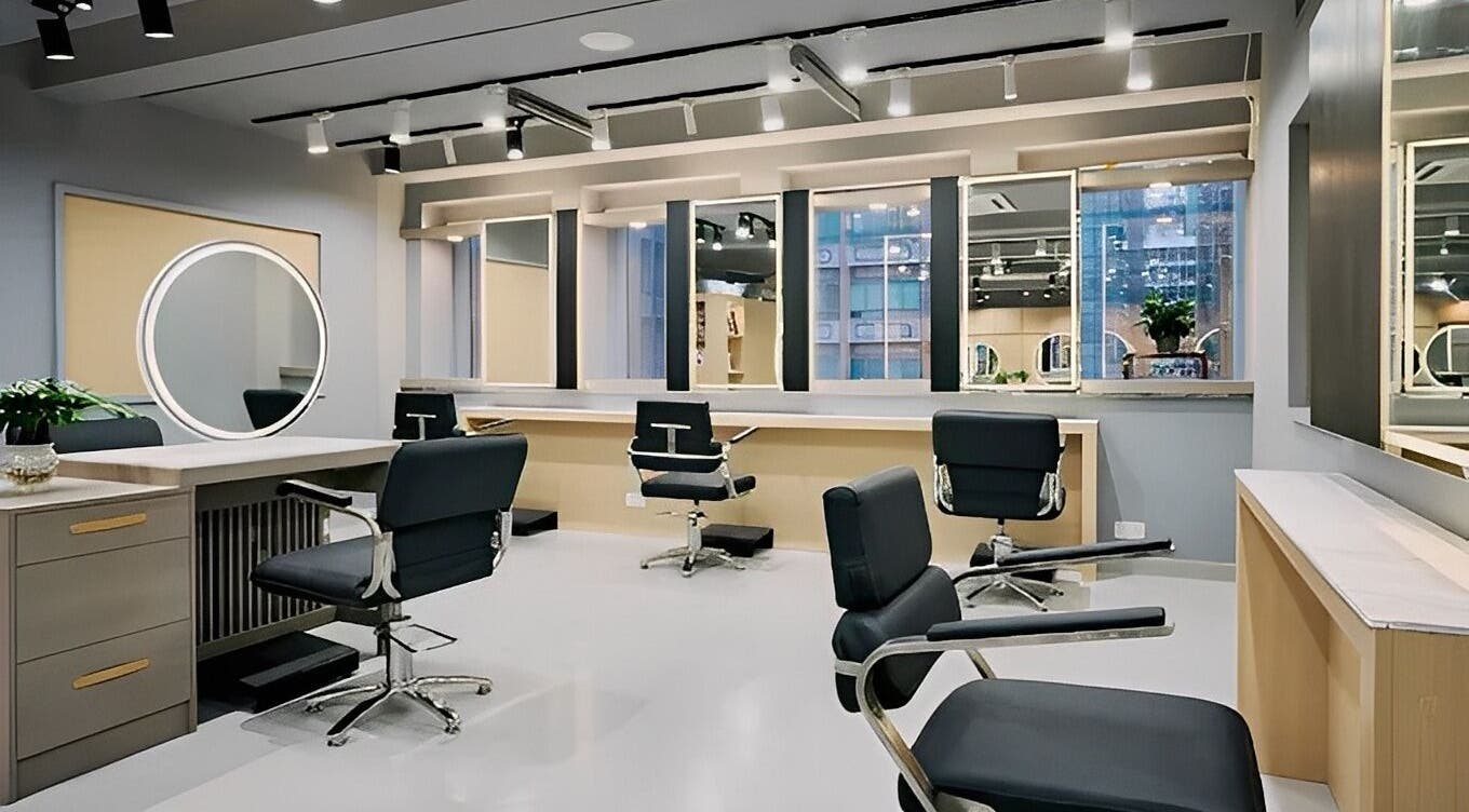 Modern interior of Wind Chau @salon nozomi in 香港島, 香港島, HK with stylish chairs and mirrors.