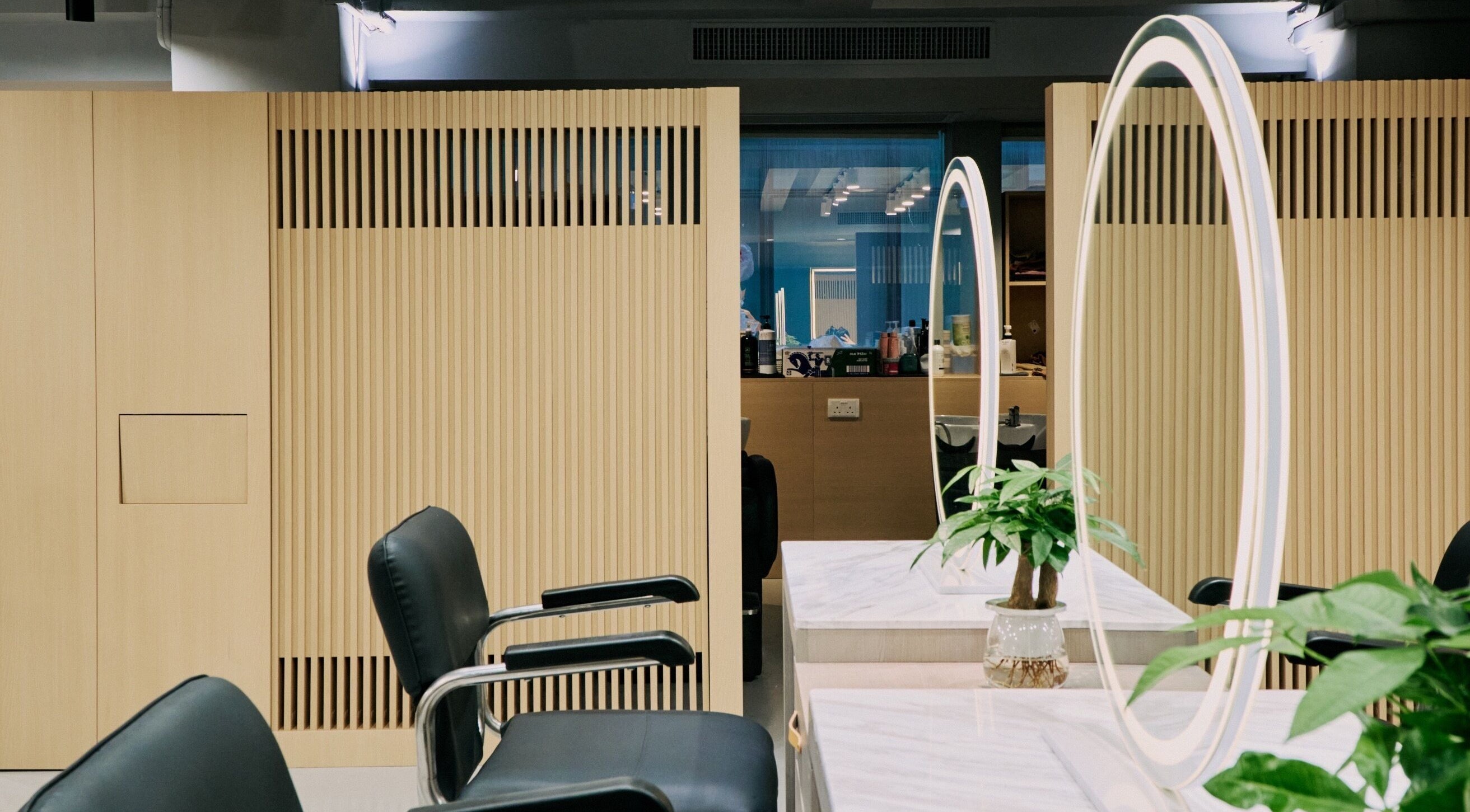 Stylish salon interior at Wind Chau @salon nozomi in 香港島, 香港島, HK, featuring chic chairs and mirrors.