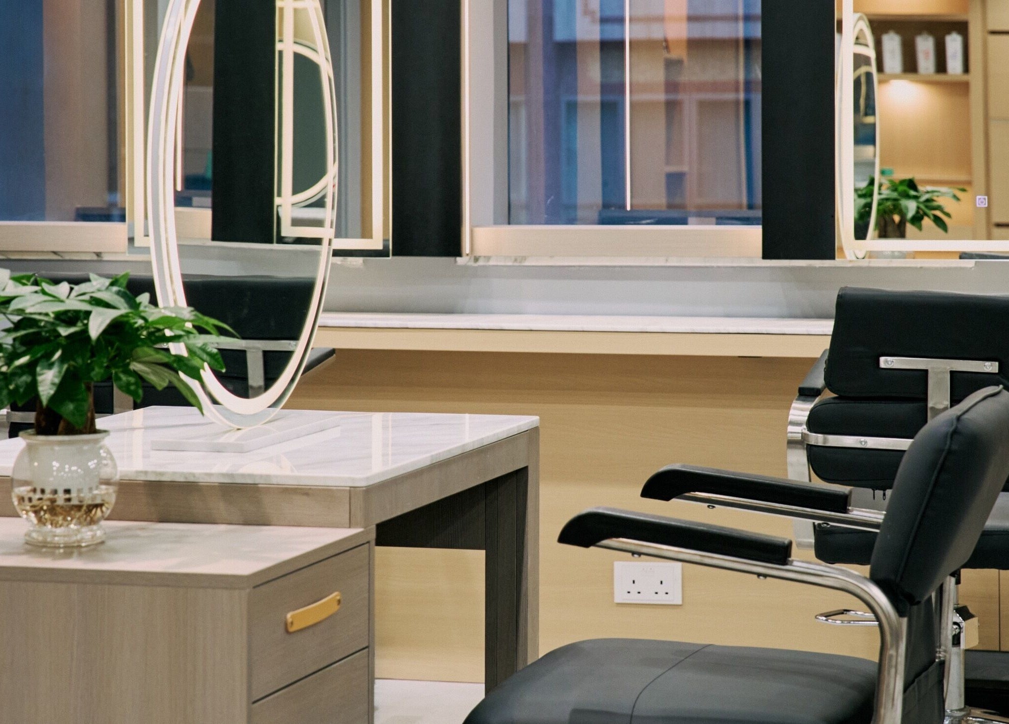 Elegant salon chair at Wind Chau @salon nozomi, 香港島, 香港島, HK with sleek decor and modern mirrors.