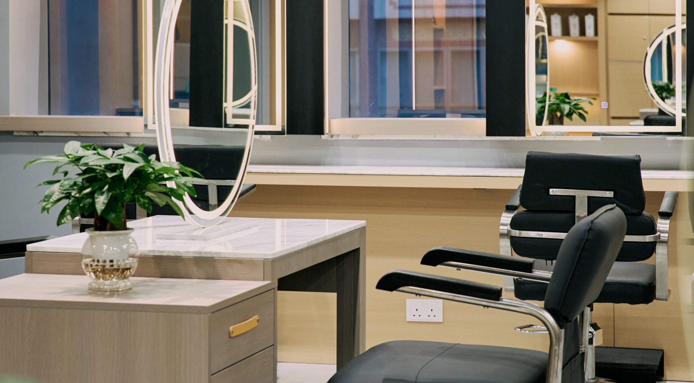 Elegant salon chair at Wind Chau @salon nozomi, 香港島, 香港島, HK with sleek decor and modern mirrors.