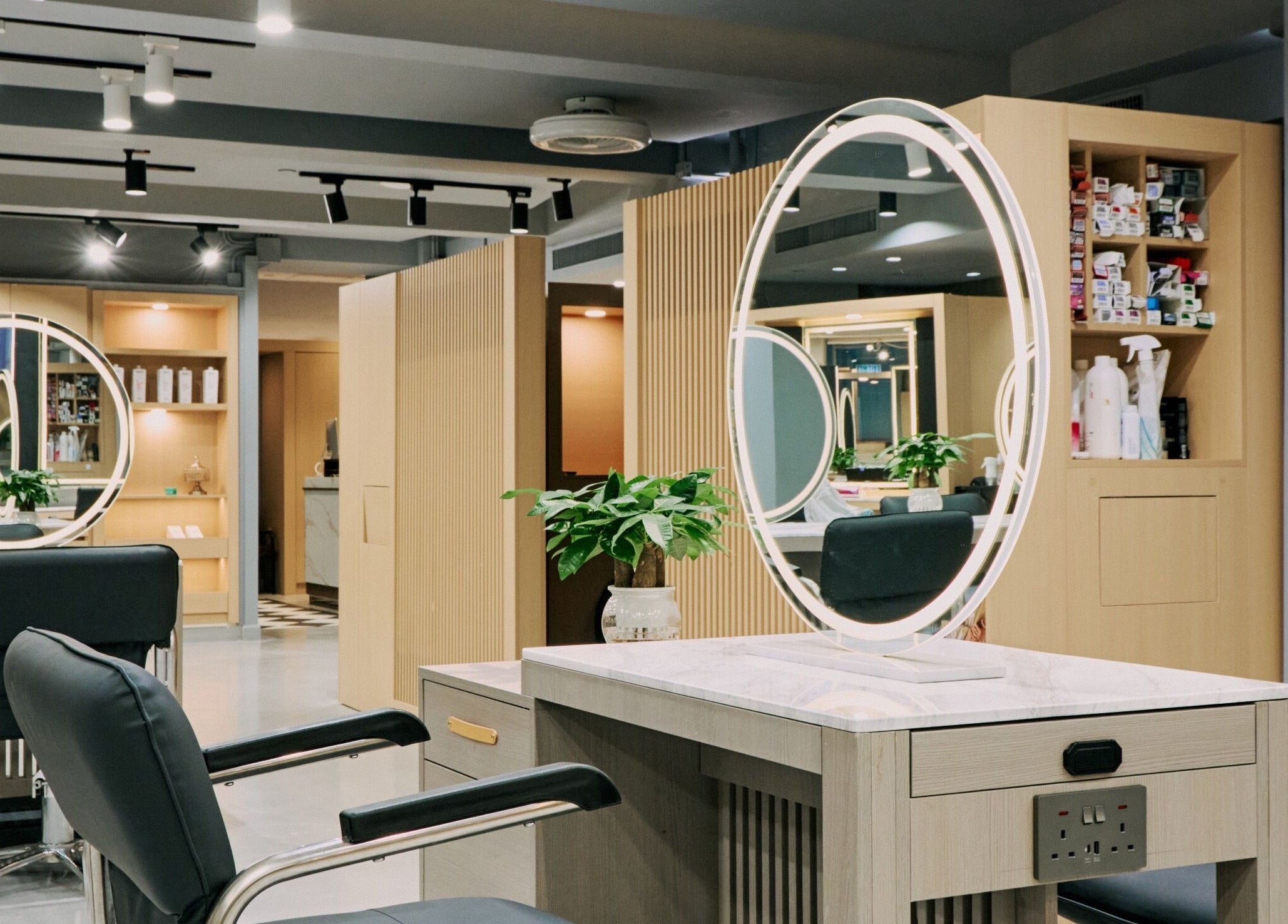 Modern styling stations at Wind Chau @salon nozomi, 香港島, 香港島, HK, featuring elegant lighting and decor.