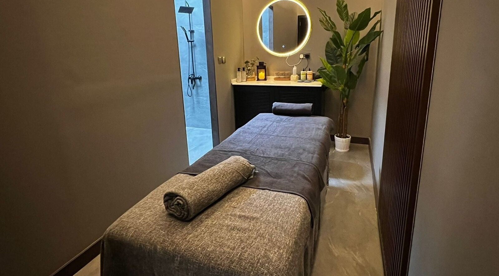 Relaxing massage room at Ace of Fades Mens Salon, أبو ظبي, أبو ظبي, AE featuring a serene ambiance.
