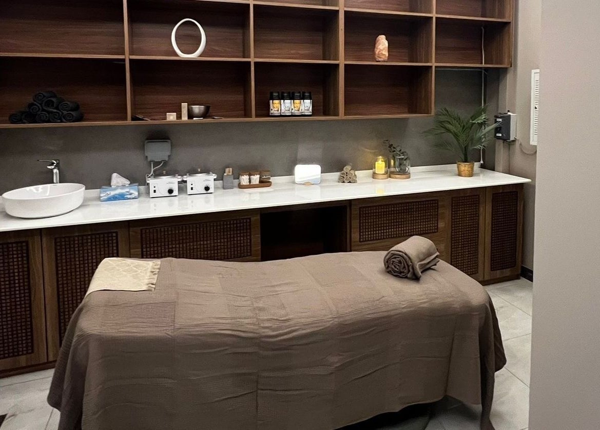 Relaxing treatment room at Ace of Fades Mens Salon, أبو ظبي, أبو ظبي, AE with a neatly prepared massage bed.