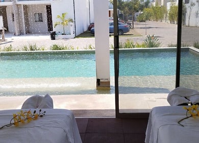 Sala de masajes con vista a la piscina en Spa Holistico Martha Sankar, Manzanillo, MX.