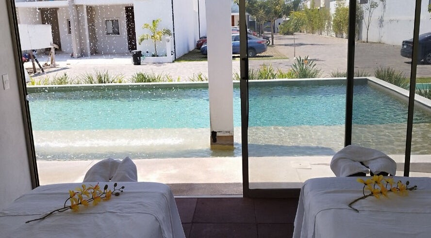 Sala de masajes con vista a la piscina en Spa Holistico Martha Sankar, Manzanillo, MX.