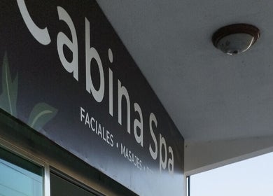 Fachada de Spa Holistico Martha Sankar en Manzanillo, MX, mostrando servicios de faciales y masajes.