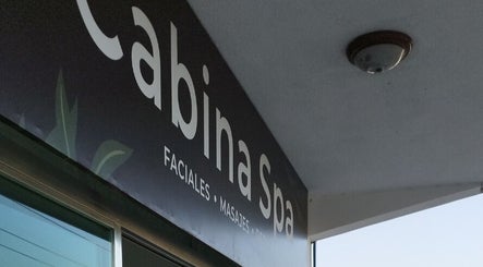 Fachada de Spa Holistico Martha Sankar en Manzanillo, MX, mostrando servicios de faciales y masajes.