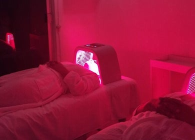 Terapia de luz en Spa Holistico Martha Sankar, Manzanillo, MX, creando un ambiente de relajación total.