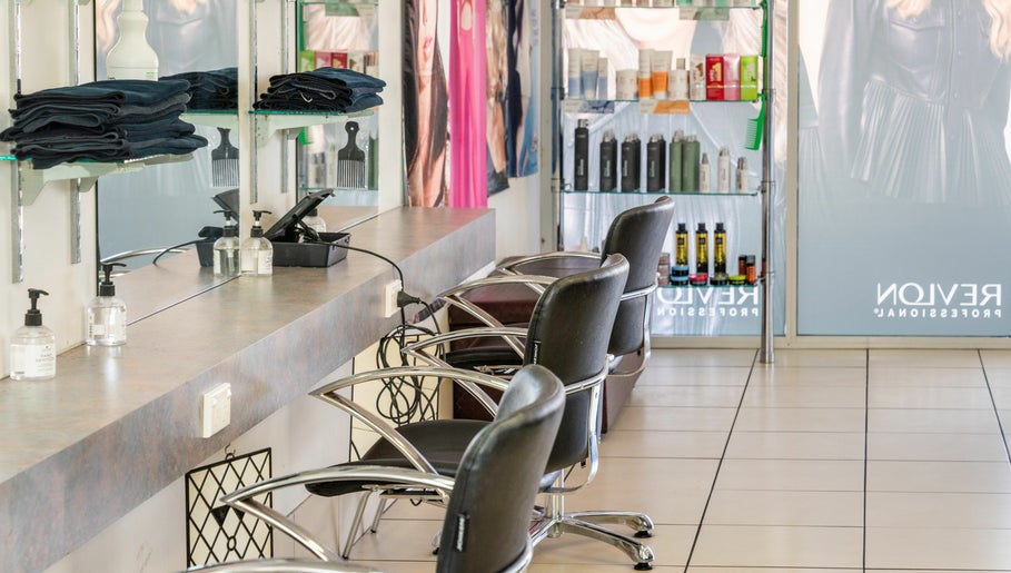 Plainland | Gaye's Hair Fashions, bilde 1