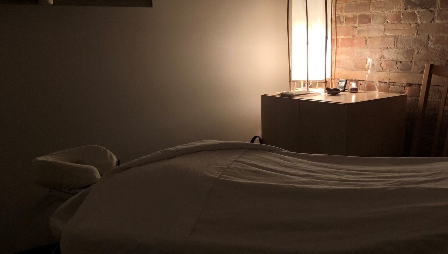 Relaxing massage room at Mindful Massage in Pembroke, Ontario, CA, featuring soft lighting and calming ambiance.