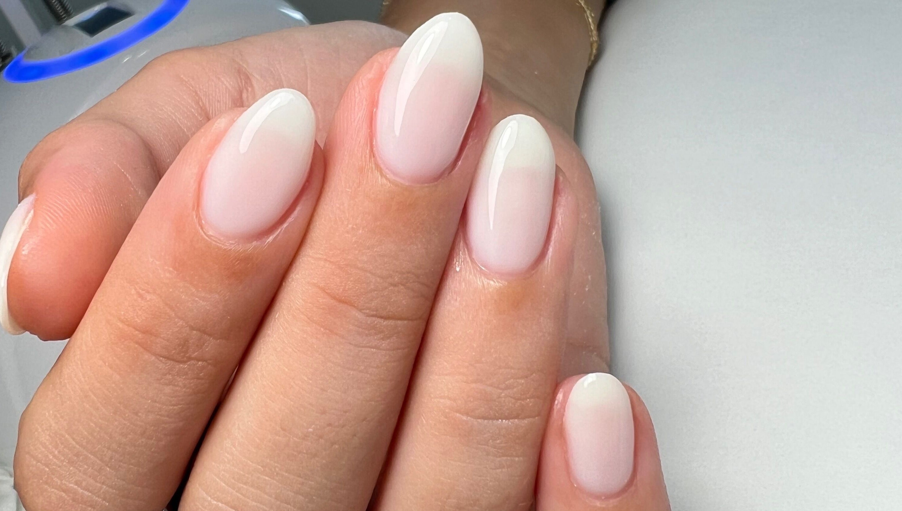 Unhas elegantes em gel feitas no La Bellezza Studio em Algés, Lisboa, PT.