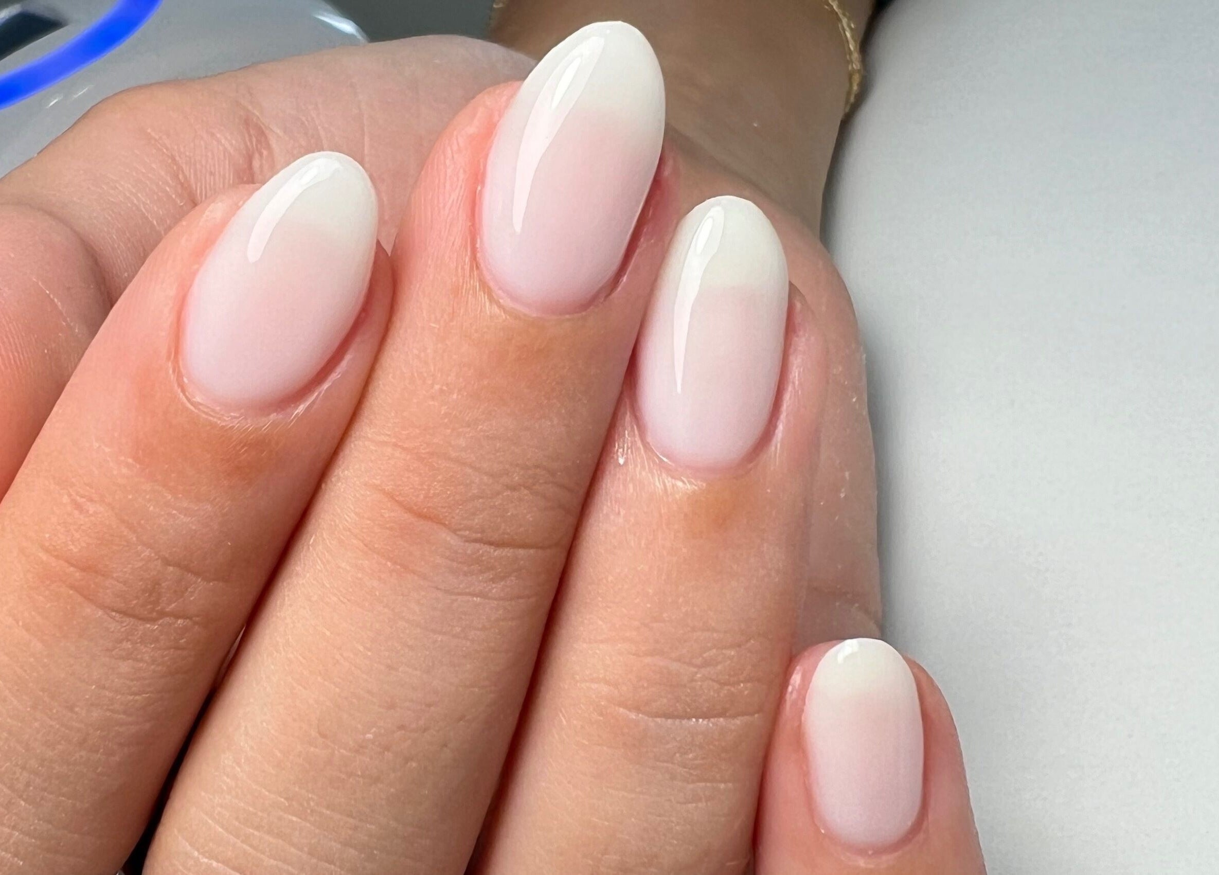 Unhas elegantes em gel feitas no La Bellezza Studio em Algés, Lisboa, PT.