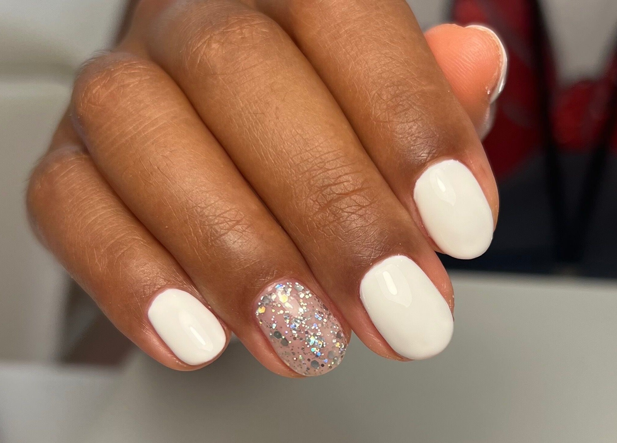 Manicure elegante com esmalte branco e unha decorada em La Bellezza Studio, Algés, Lisboa, PT.