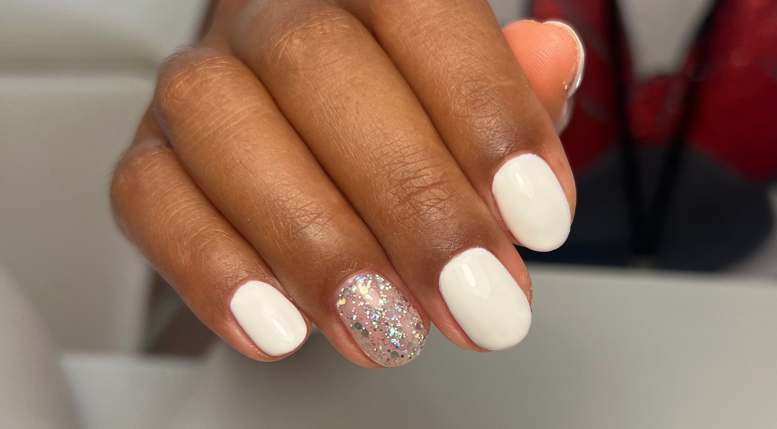 Manicure elegante com esmalte branco e unha decorada em La Bellezza Studio, Algés, Lisboa, PT.