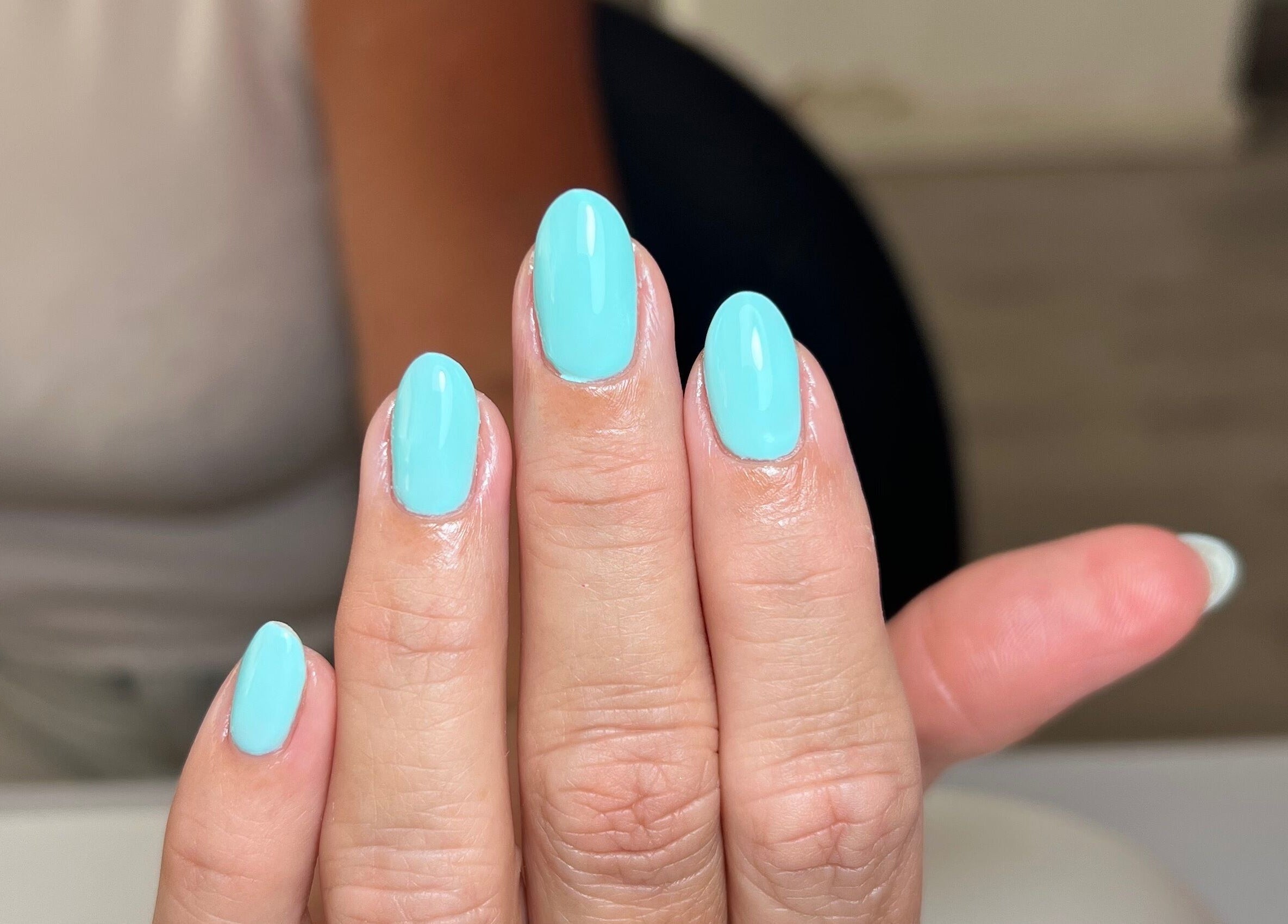 Unhas azul-celeste recém-pintadas no La Bellezza Studio, Algés, Lisboa, PT.