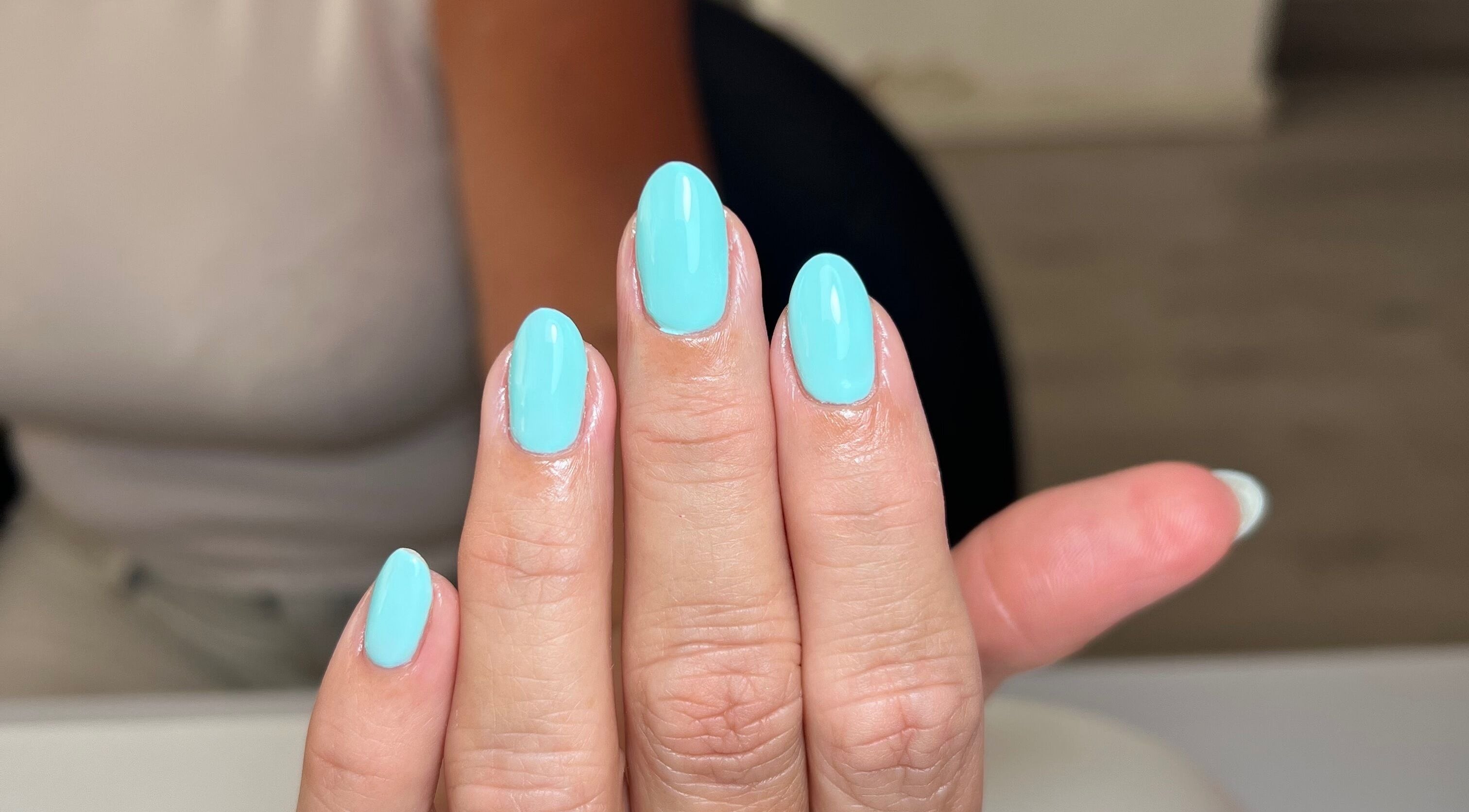 Unhas azul-celeste recém-pintadas no La Bellezza Studio, Algés, Lisboa, PT.