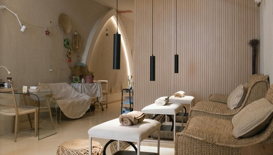 Relaxing lounge at Le Senes Spa in Riyadh, Riyadh Province, SA, featuring cozy chairs and ambient lighting.