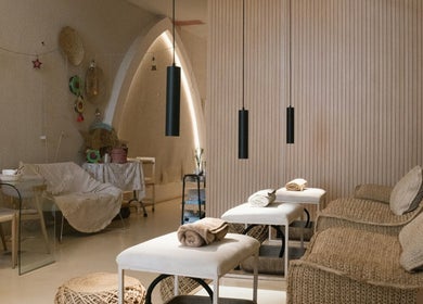 Relaxing lounge at Le Senes Spa in Riyadh, Riyadh Province, SA, featuring cozy chairs and ambient lighting.