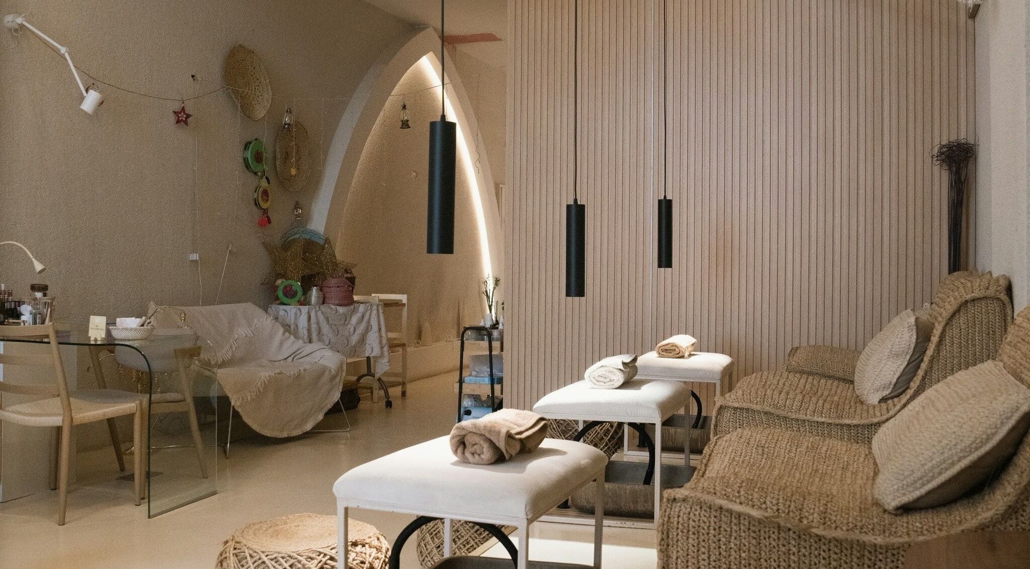 Relaxing lounge at Le Senes Spa in Riyadh, Riyadh Province, SA, featuring cozy chairs and ambient lighting.
