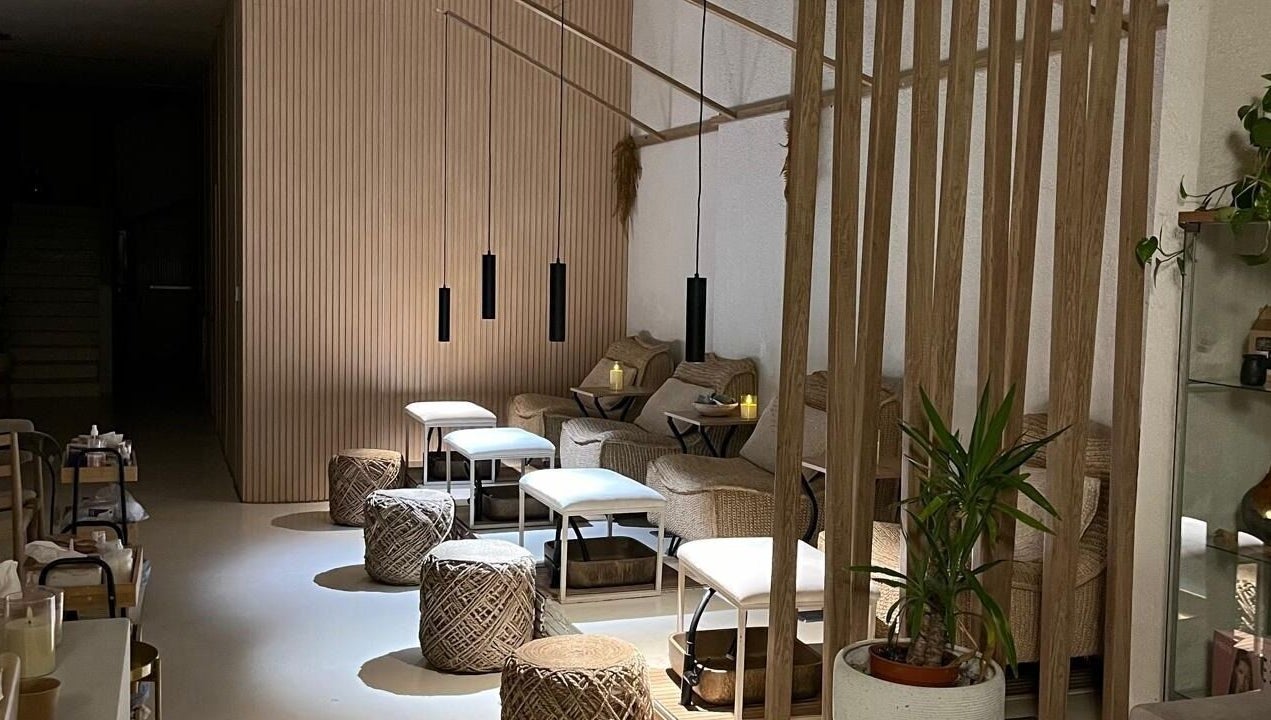 Relaxing lounge area at Le Senes Spa, Riyadh, Riyadh Province, SA, featuring elegant seating and ambient lighting.