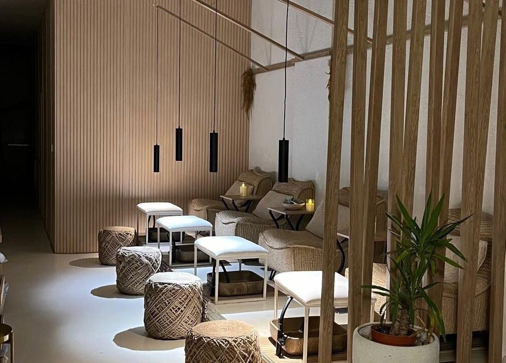 Relaxing lounge area at Le Senes Spa, Riyadh, Riyadh Province, SA, featuring elegant seating and ambient lighting.