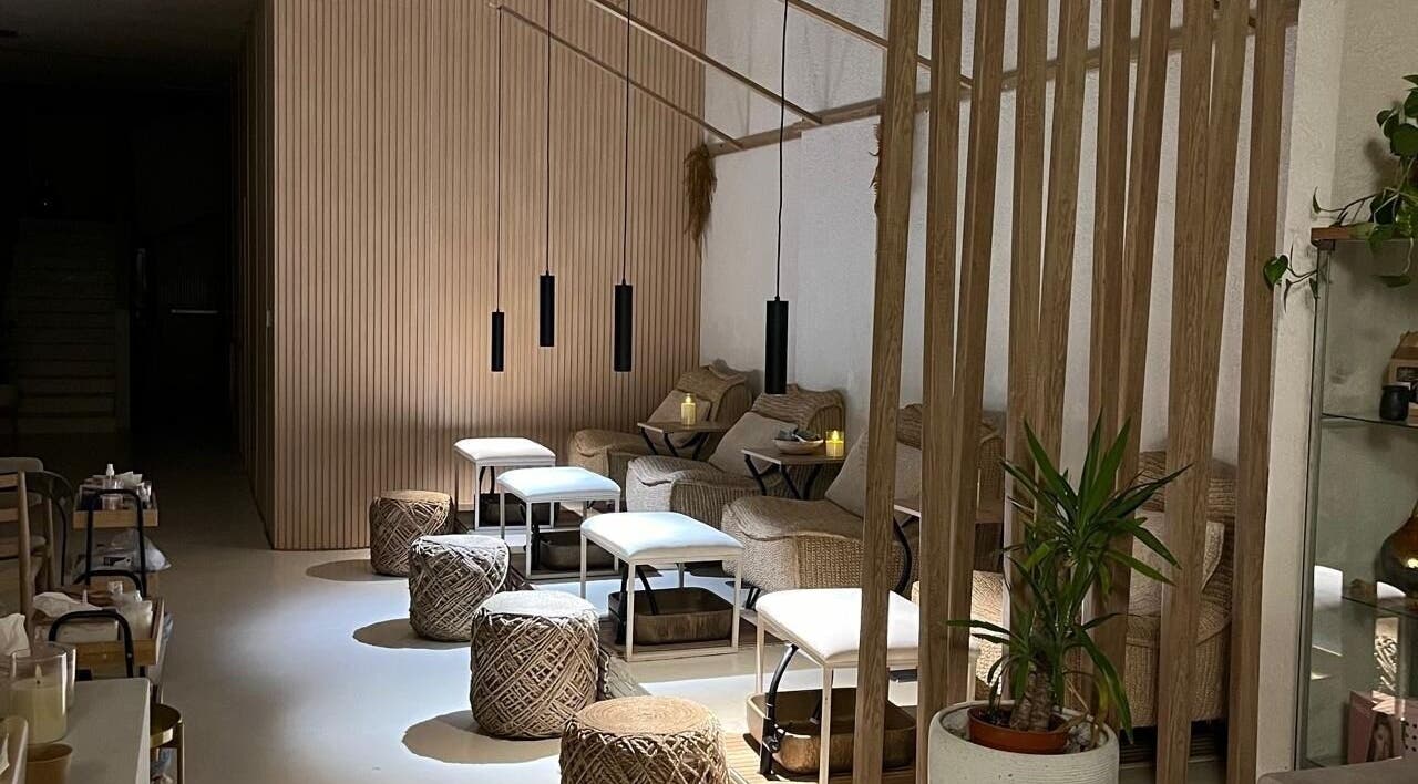 Relaxing lounge area at Le Senes Spa, Riyadh, Riyadh Province, SA, featuring elegant seating and ambient lighting.