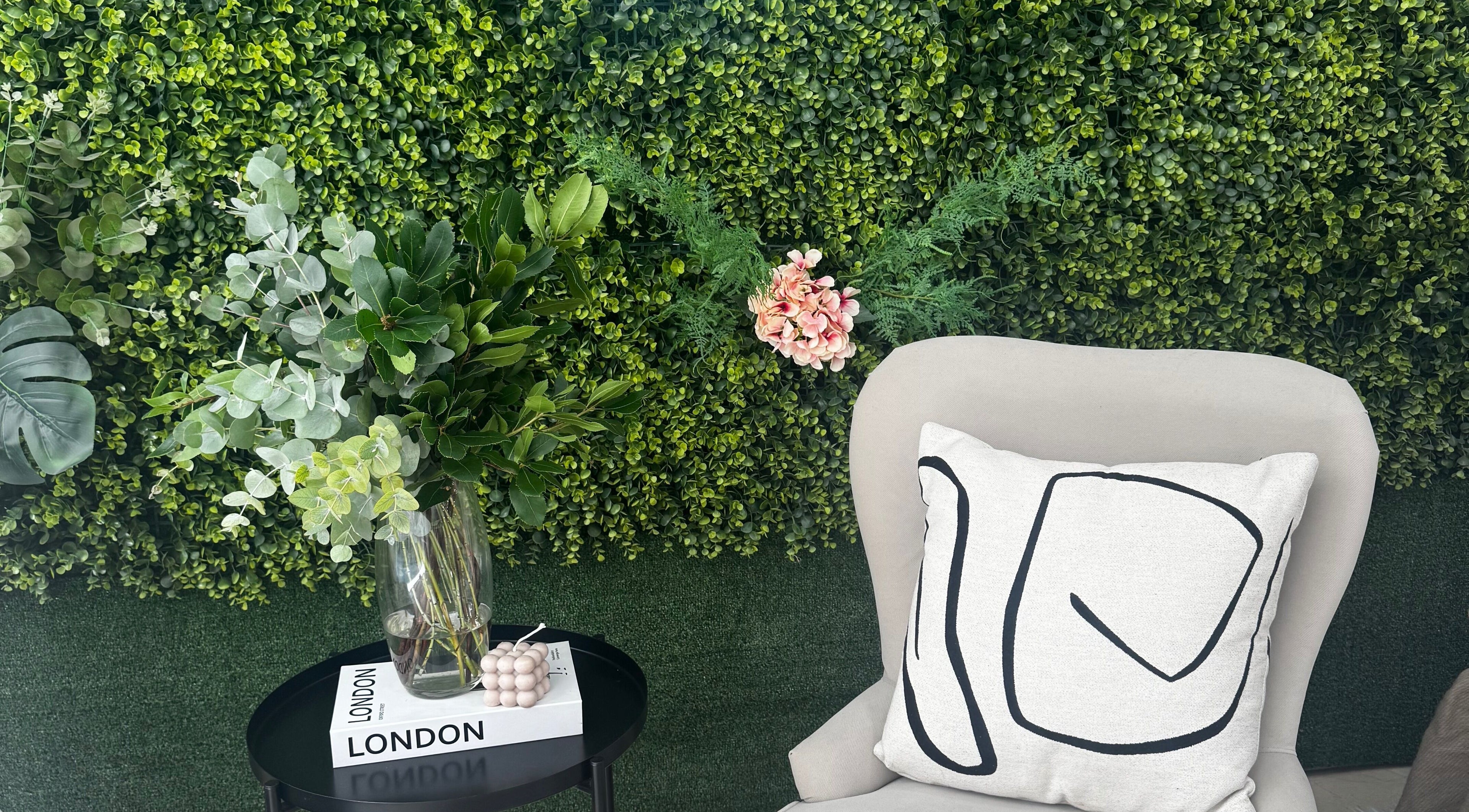 Decoración natural en Chili Salón Spa OE, Alacant, Comunidad Valenciana, ES, con silla y cojín moderno.