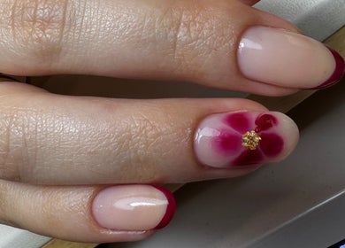 Manicura elegante con diseño floral rojo en Chili Salón Spa OE, Alacant, Comunidad Valenciana, ES.