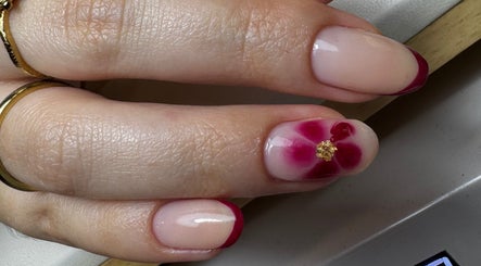 Manicura elegante con diseño floral rojo en Chili Salón Spa OE, Alacant, Comunidad Valenciana, ES.