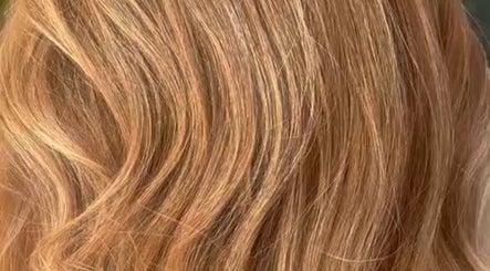 Hermosas ondas doradas en cabello en Chili Salón Spa OE, Alacant, Comunidad Valenciana, ES.
