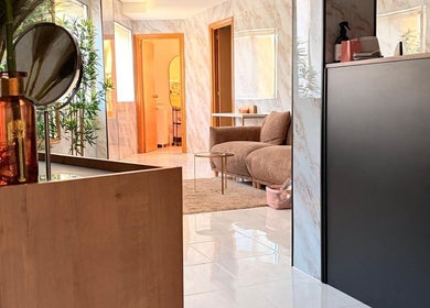 Recepción elegante en Magic Body, Majadahonda, Comunidad De Madrid, ES, con sofás cómodos y decoración moderna.