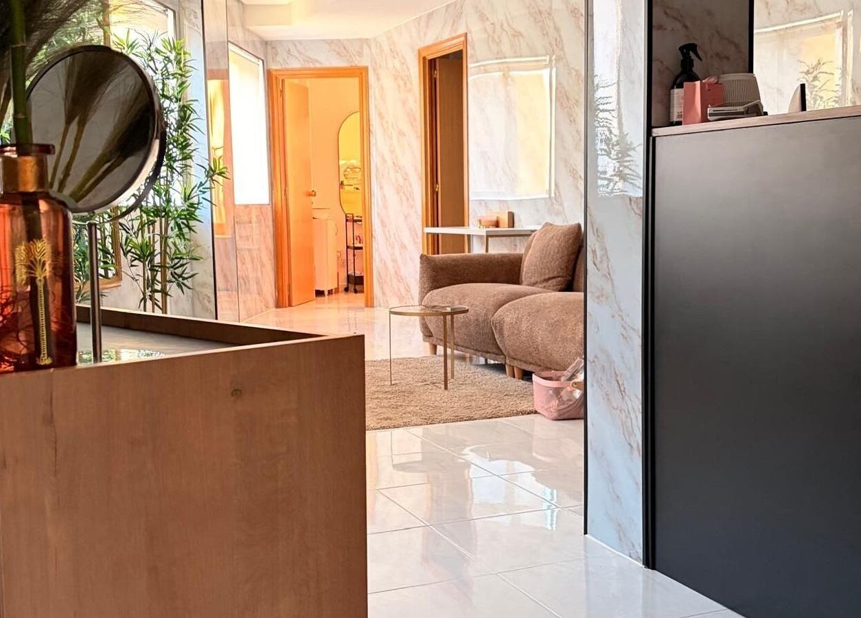 Recepción elegante en Magic Body, Majadahonda, Comunidad De Madrid, ES con decoración moderna y cómodo sofá.