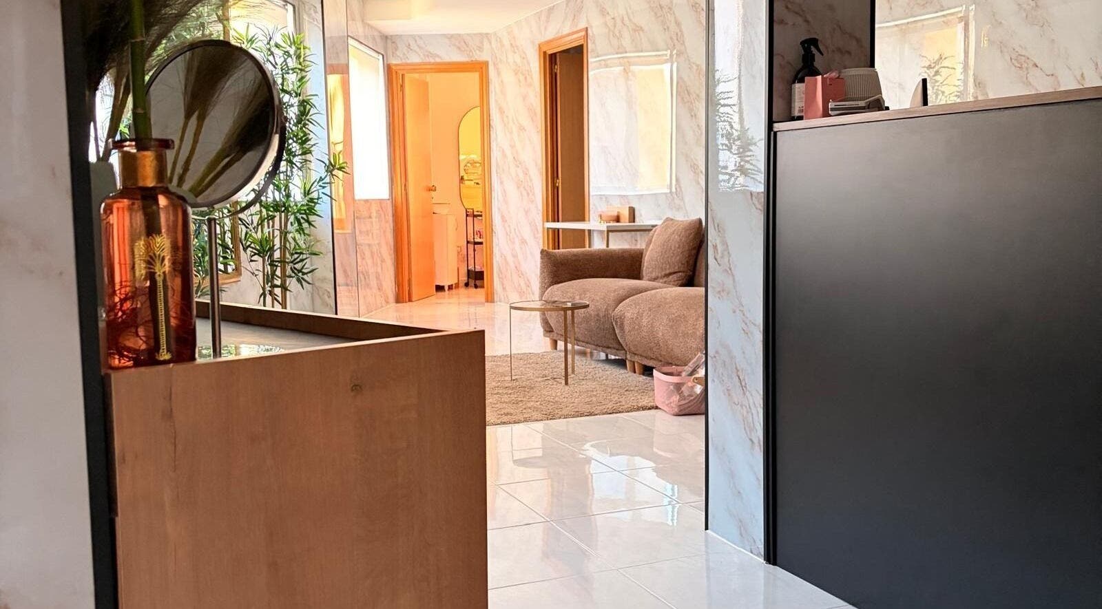 Recepción elegante en Magic Body, Majadahonda, Comunidad De Madrid, ES con decoración moderna y cómodo sofá.