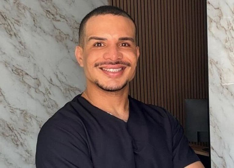 Profesional sonriente de Magic Body en Majadahonda, Comunidad De Madrid, ES, fondo elegante de mármol.