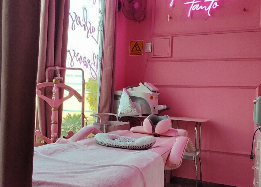 Espacio de belleza rosa en Oh La Lab, Ojo De Agua, Estado De México, MX, con cama de tratamiento cómoda.