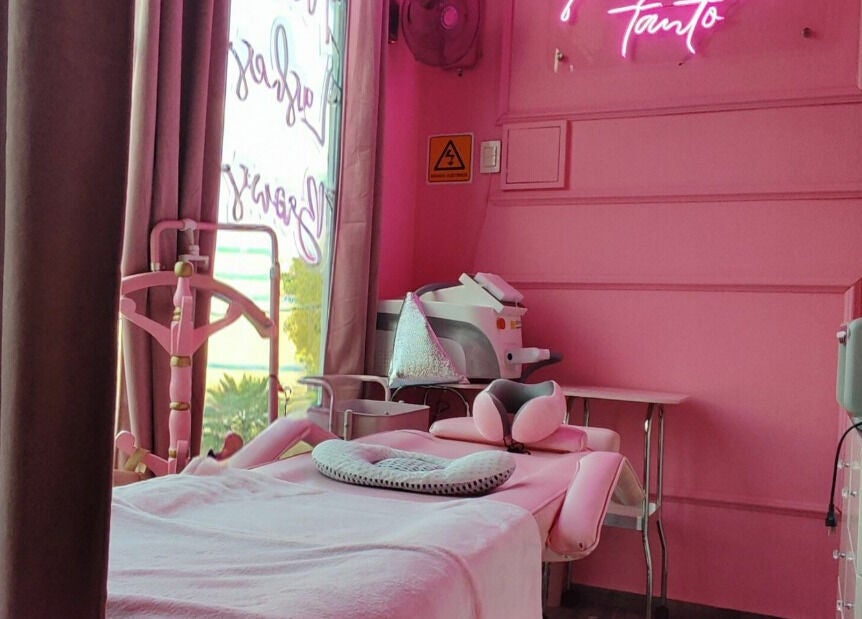 Espacio de belleza rosa en Oh La Lab, Ojo De Agua, Estado De México, MX, con cama de tratamiento cómoda.