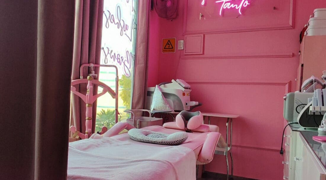 Espacio de belleza rosa en Oh La Lab, Ojo De Agua, Estado De México, MX, con cama de tratamiento cómoda.